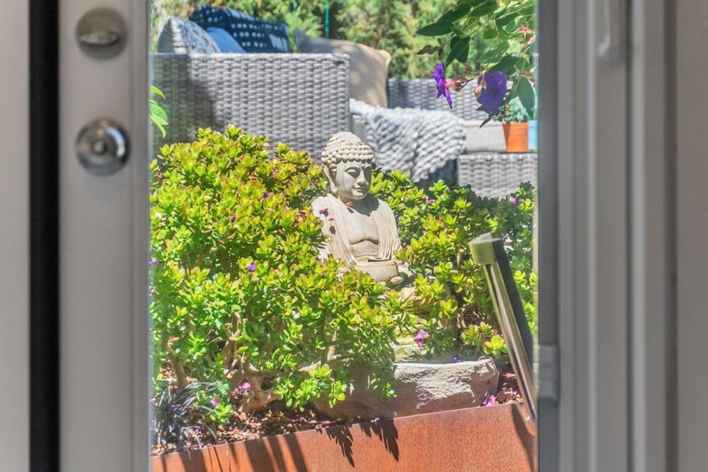 https://media.crmls.org/mediaz/d43aaa58-feec-462e-af0e-7401c2d93e50.jpg?preset=X-Large