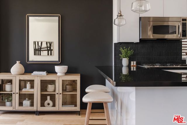 655 S Hope Street, Los Angeles CA: https://media.crmls.org/mediaz/d43b9b52-3880-437c-8a5c-cfc455a2d421.jpg