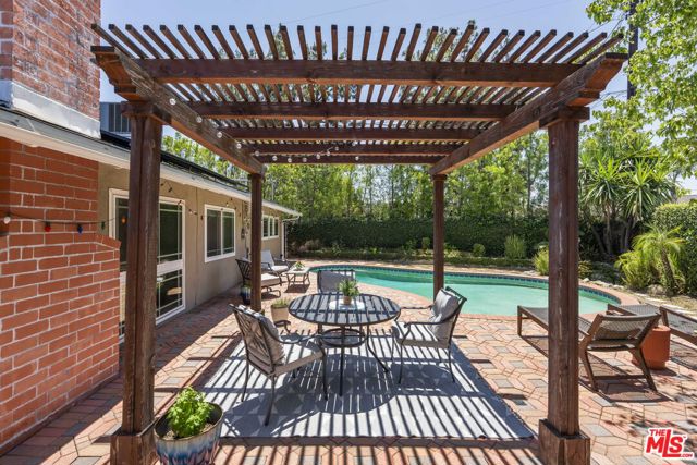 4701 Dunman Avenue, Woodland Hills CA: https://media.crmls.org/mediaz/d43bcfaf-e27f-4617-9a37-144e72e44ce2.jpg