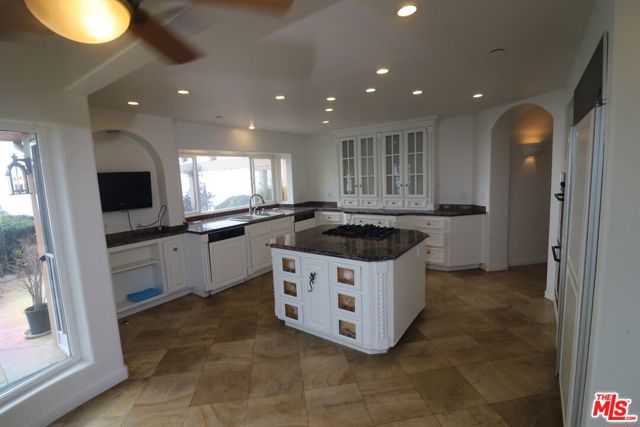 20776 Big Rock Drive, Malibu CA: https://media.crmls.org/mediaz/d43bee8e-c43e-4346-a55a-97534284cdc9.jpg