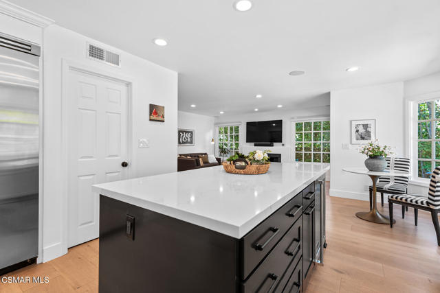4799 Canterbury Street, Westlake Village CA: https://media.crmls.org/mediaz/d43d4dec-d13c-4464-85d6-4a92c843672a.jpg