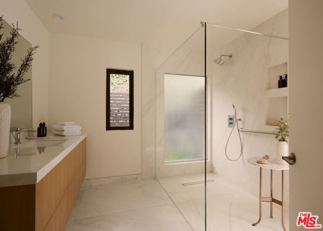 15674 Royal Ridge Road, Sherman Oaks CA: https://media.crmls.org/mediaz/d43dfb89-c8bf-465f-9074-0407b9a1719c.jpg