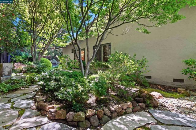 924 Cheyenne Dr, Walnut Creek CA: https://media.crmls.org/mediaz/d43e133a-7e94-40a6-b1a3-4be6e81cb6c6.jpg