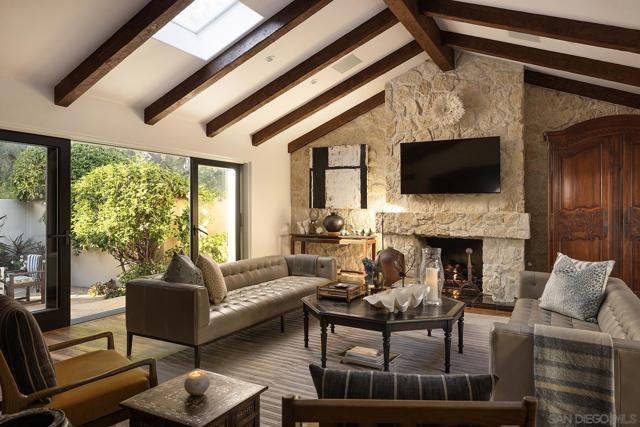 6977 Las Colinas, Rancho Santa Fe CA: https://media.crmls.org/mediaz/d43e378a-d9d7-4827-b360-80a365604ccf.jpg