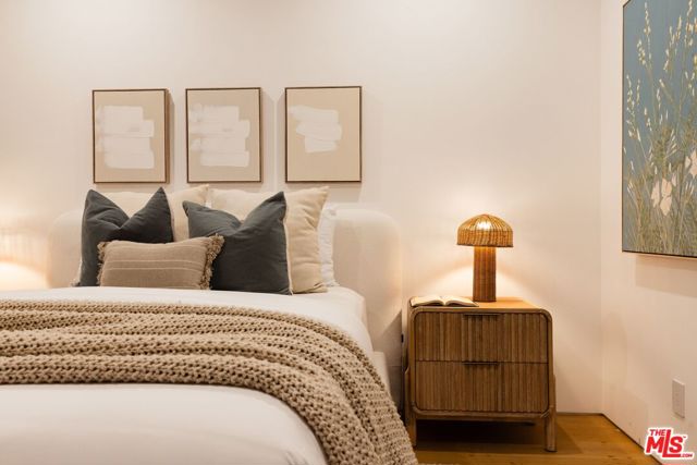 4016 The Strand, Manhattan Beach CA: https://media.crmls.org/mediaz/d43e6d07-d689-4500-81bd-d2ffd7ddff46.jpg