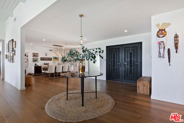 17237 Quesan Place, Encino CA: https://media.crmls.org/mediaz/d43fe328-13b3-4f3a-828d-9f83213379cb.jpg