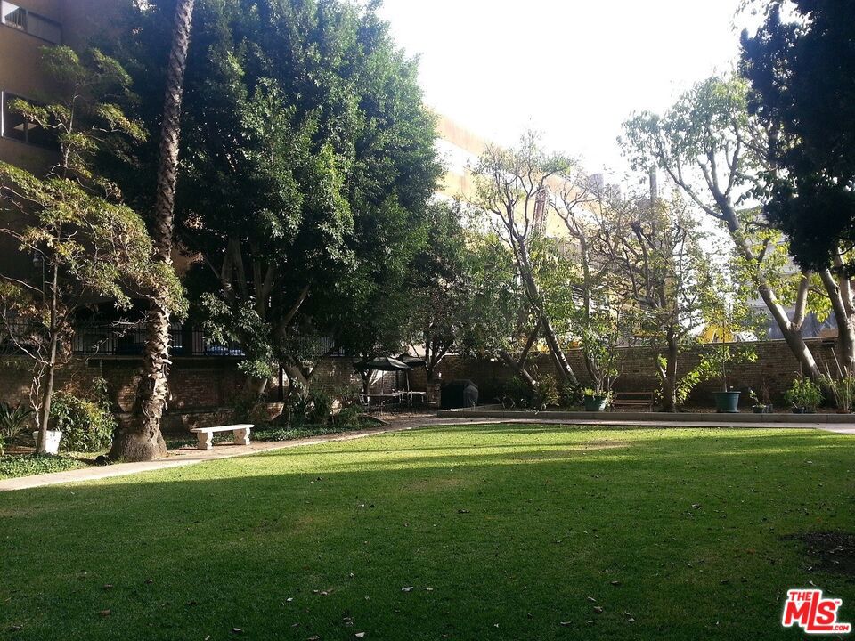 https://media.crmls.org/mediaz/d4400101-0d64-4211-82ea-7195a25548b6.jpg?preset=X-Large