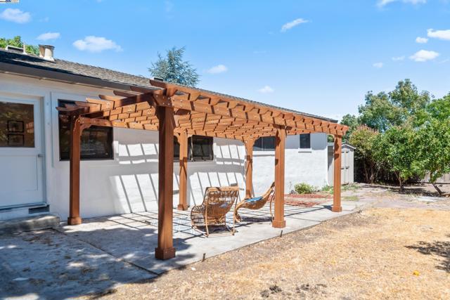 2948 Glenside Dr, Concord CA: https://media.crmls.org/mediaz/d4400b41-388d-4e92-bcb6-f80876715c49.jpg