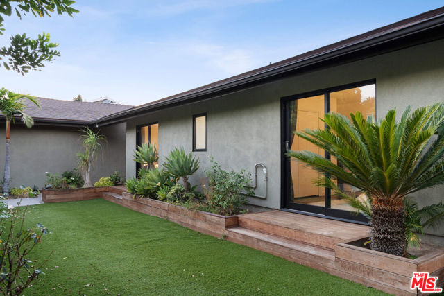 3235 Steven Drive, Encino CA: https://media.crmls.org/mediaz/d441411d-76c6-4e32-87a0-d41a2b9d0197.jpg