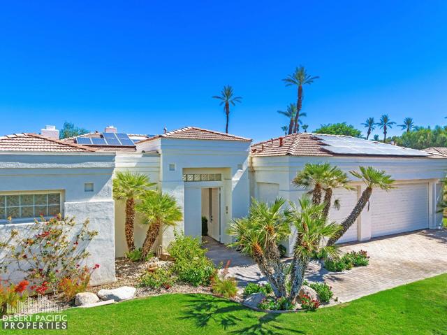 75070 Muirfield Court, Indian Wells CA: https://media.crmls.org/mediaz/d44181fc-e965-40ef-a5b2-eab3266fba93.jpg