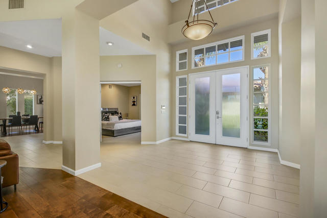 30 FOYER MLS SIZE