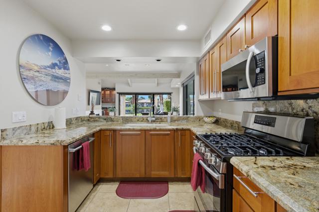 444 Sunningdale Drive, Rancho Mirage CA: https://media.crmls.org/mediaz/d4421b98-b29d-438d-b709-8048b17868c4.jpg
