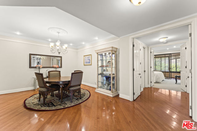 4752 Park Encino Lane, Encino CA: https://media.crmls.org/mediaz/d443389b-27f1-4387-a335-7f11d5558dc5.jpg