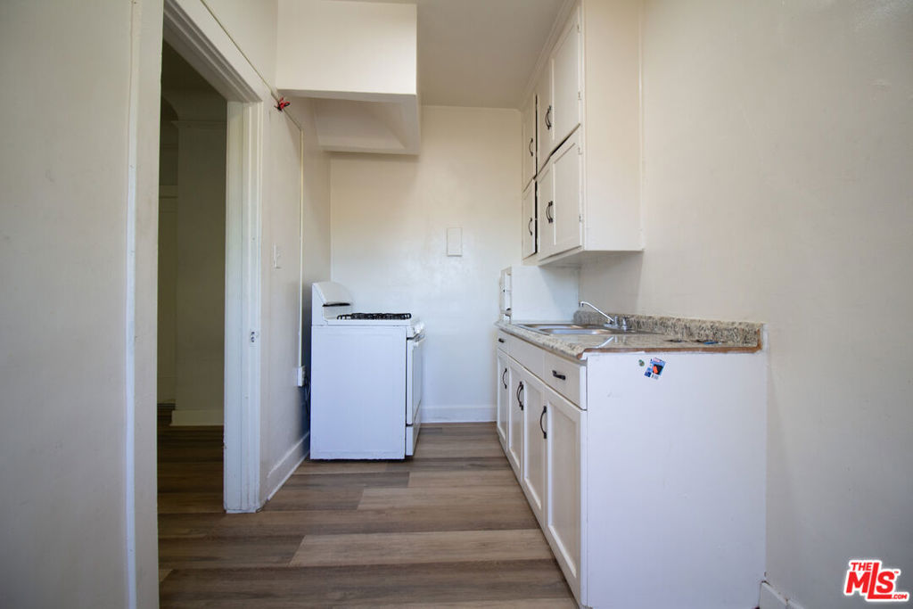 1316 N Mariposa Avenue #208