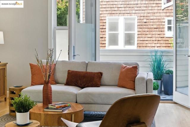 280 Monterey Blvd., San Francisco CA: https://media.crmls.org/mediaz/d4459376-be74-4487-a514-34b144a8d3aa.jpg