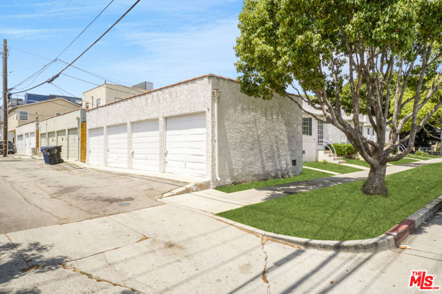 2415 Arizona Avenue, Santa Monica CA: https://media.crmls.org/mediaz/d445b926-4652-4a28-acb2-9fa378fd6c09.jpg