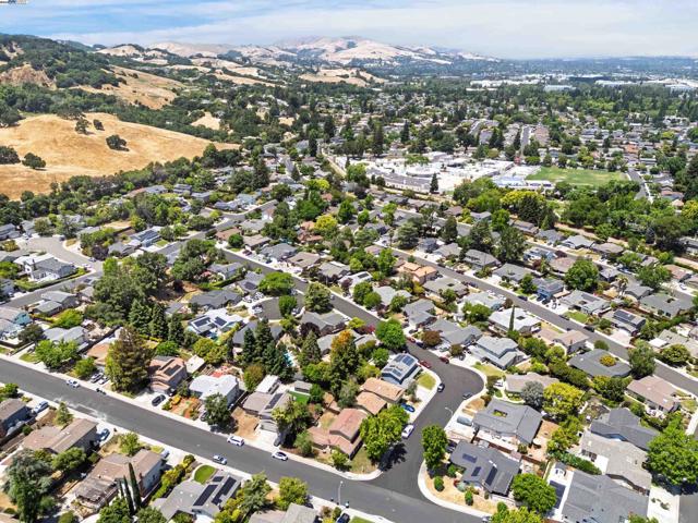 7606 Desertwood Ln, Pleasanton CA: https://media.crmls.org/mediaz/d445f12f-ac94-4d0b-9c71-213b6b161904.jpg