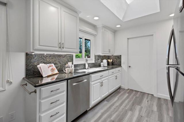 539 Los Ninos Way, Los Altos CA: https://media.crmls.org/mediaz/d446de5e-be56-4302-9aea-c67657a8e4e3.jpg