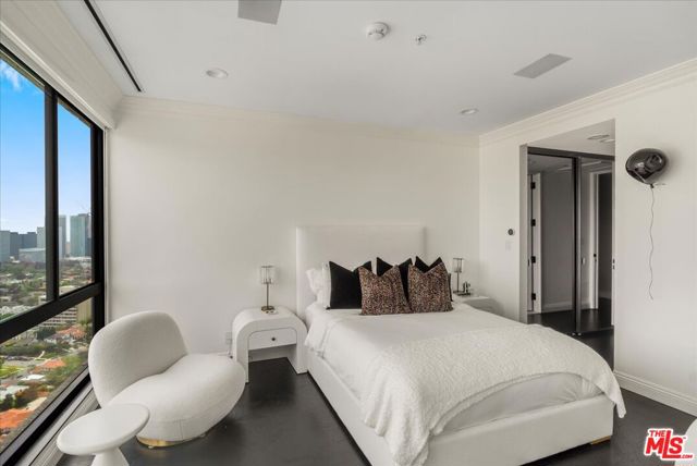 10490 Wilshire Boulevard, Los Angeles CA: https://media.crmls.org/mediaz/d4470f3f-75e3-48c3-bd12-7a2bddb1cc1e.jpg