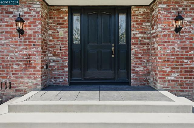 3938 Los Arabis Dr, Lafayette CA: https://media.crmls.org/mediaz/d4486862-e5a7-476b-9eb4-0c79c783d5d3.jpg