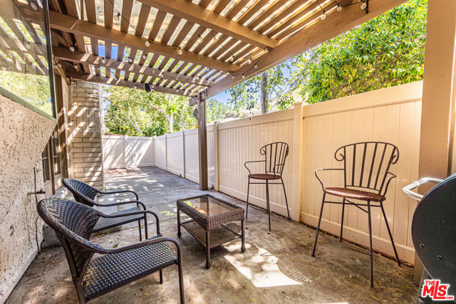 20055 Avenue Of The Oaks, Newhall CA: https://media.crmls.org/mediaz/d448b4c3-7de5-48b6-a21b-985b5bb80e7f.jpg
