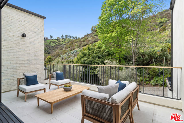 10950 Verano Road, Los Angeles CA: https://media.crmls.org/mediaz/d4498228-d075-4a2c-a2b8-653c16ba3c76.jpg