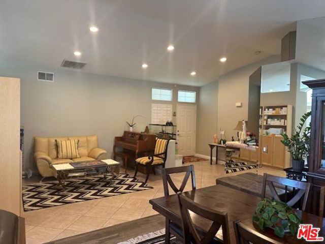 44 E Sutton Place, Palm Desert CA: https://media.crmls.org/mediaz/d44aa847-9d43-40a6-8ac5-9aad39681fb1.jpg
