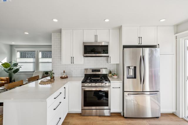 1525 Stanton St, Alameda CA: https://media.crmls.org/mediaz/d44b9a09-ae42-4b0c-88c5-56b62583edf8.jpg