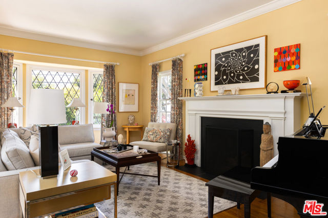 1612 Sunset Plaza Drive, Los Angeles CA: https://media.crmls.org/mediaz/d44bbf7a-3df8-4e47-bf32-006c4143525f.jpg