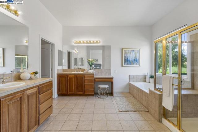 1123 Burghley Ln, Brentwood CA: https://media.crmls.org/mediaz/d44cc705-4d24-4919-aaf5-72113858aca5.jpg