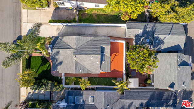 417 Poplar Street, Laguna Beach CA: https://media.crmls.org/mediaz/d44dad46-5cf4-4147-86b2-0817d23ba908.jpg