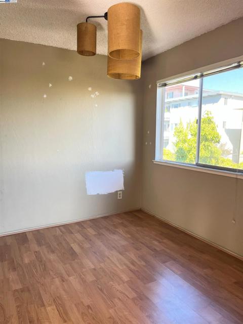 3751 Harrison St, Oakland CA: https://media.crmls.org/mediaz/d44e4321-b090-4173-83c1-24fe8f9ed234.jpg