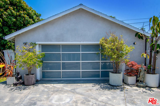 922 Garfield Avenue, Venice CA: https://media.crmls.org/mediaz/d44e7cab-9cb7-404b-8fa0-6b90b00676cc.jpg