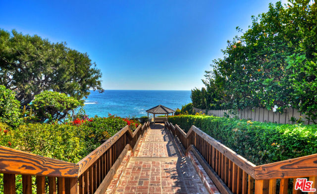 11 S Callecita, Laguna Beach CA: https://media.crmls.org/mediaz/d45003cd-d608-46c5-b8db-190c5495b39c.jpg