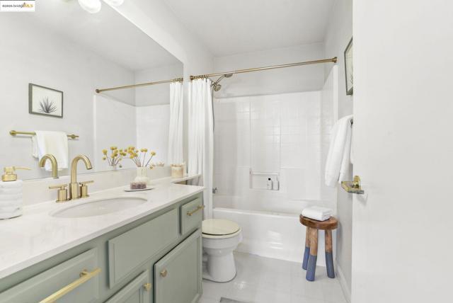 2714 Beach head way, Richmond CA: https://media.crmls.org/mediaz/d4501dc0-f5ac-431f-b163-e2529c86f6d6.jpg