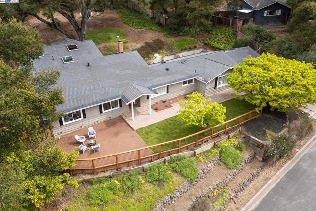 10 Easton Ct, Orinda CA: https://media.crmls.org/mediaz/d450a2e9-45a2-47ee-9401-e42dc3212cc8.jpg