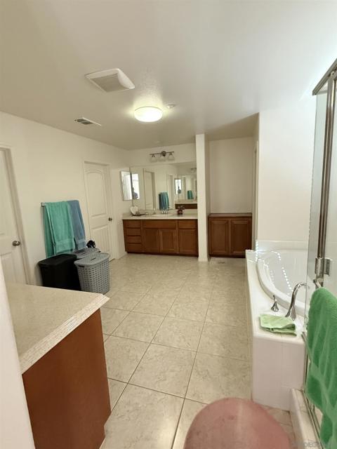 3177 Katharine Dr, Escondido CA: https://media.crmls.org/mediaz/d4525432-713e-42b6-972e-4667a2a9d11a.jpg