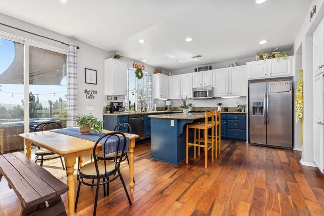 1675 Tree Song Ln, Chula Vista CA: https://media.crmls.org/mediaz/d4541b26-14a1-41cc-9f26-4d076e5431aa.jpg