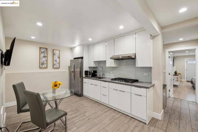 1537 Revere AVE, San Francisco CA: https://media.crmls.org/mediaz/d4544f99-8fff-4d80-805d-bc97370e6ce3.jpg