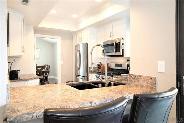 3949 Caminito Del Mar Surf, San Diego CA: https://media.crmls.org/mediaz/d4556a5c-29d8-4271-8e6d-dfe6c7f0acd7.jpg