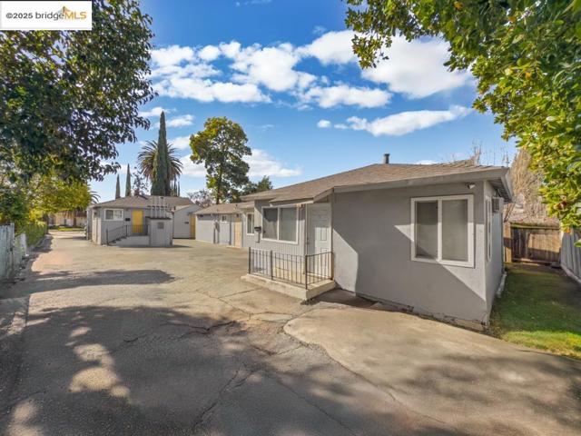 2745 Concord Blvd, Concord CA: https://media.crmls.org/mediaz/d455b16e-e788-4498-8cb8-9452d2860079.jpg