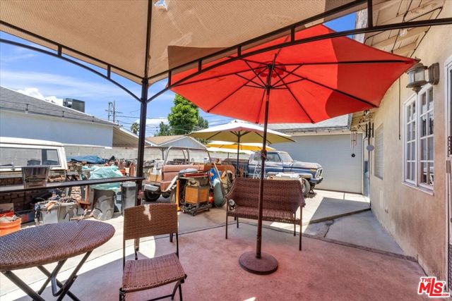 7506 Independenc Avenue, Canoga Park CA: https://media.crmls.org/mediaz/d455e736-0182-4c75-be42-9f0288245fa4.jpg