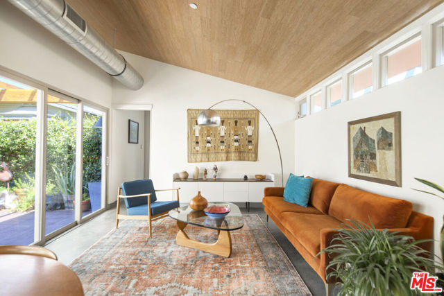 4989 Vincent Avenue, Los Angeles CA: https://media.crmls.org/mediaz/d4563c71-84b3-4af9-9b3b-4548a651dca5.jpg