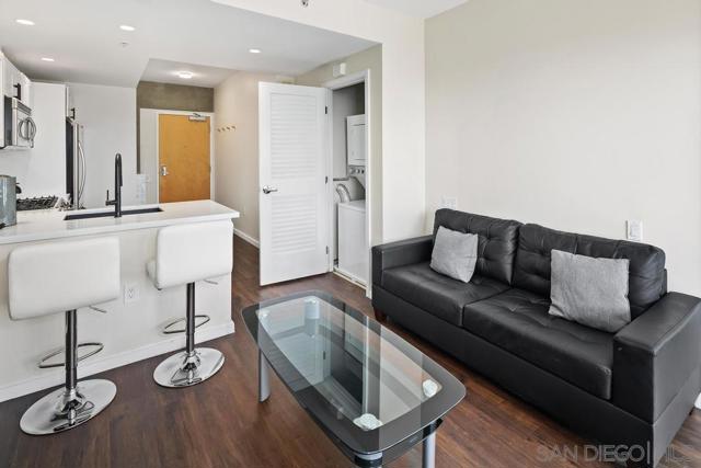 321 10th Ave, San Diego, California 92101, 1 Bedroom Bedrooms, ,1 BathroomBathrooms,Condominium,For Sale,10th Ave,240003712SD