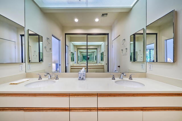 10317 Sunningdale Drive, Rancho Mirage CA: https://media.crmls.org/mediaz/d456d01a-2032-4f86-aab6-414067df37e8.jpg
