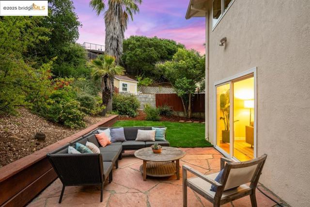 21 Maggiora Ct, Oakland CA: https://media.crmls.org/mediaz/d4589c5e-e5bb-411f-9b9e-b8de86749aa3.jpg