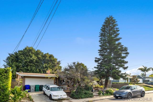 2747 Fairfield St, San Diego CA: https://media.crmls.org/mediaz/d45987f1-5c35-4b74-b910-a97ae2616924.jpg