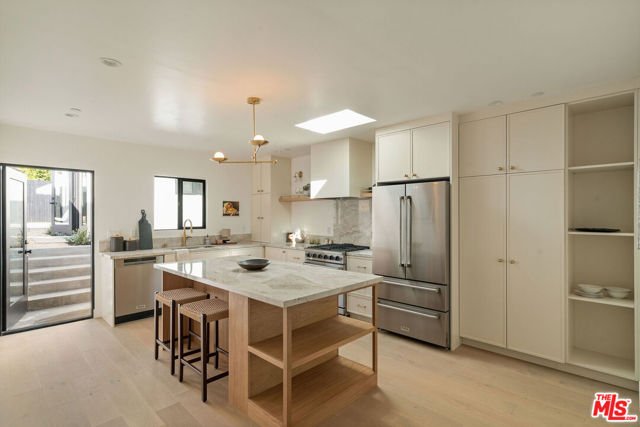 3923 Revere Avenue, Los Angeles CA: https://media.crmls.org/mediaz/d459e2cd-67e5-4843-9c2f-0914250cb5fe.jpg