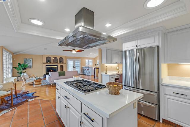 20340 Hunters Knls, Castro Valley CA: https://media.crmls.org/mediaz/d45b8bc8-8799-47f7-9ac3-797f7197405c.jpg