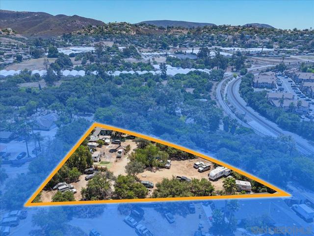 1960 Buena Creek Rd, Vista CA: https://media.crmls.org/mediaz/d45bd85f-92a0-40bc-9f7f-30fab4b20c86.jpg
